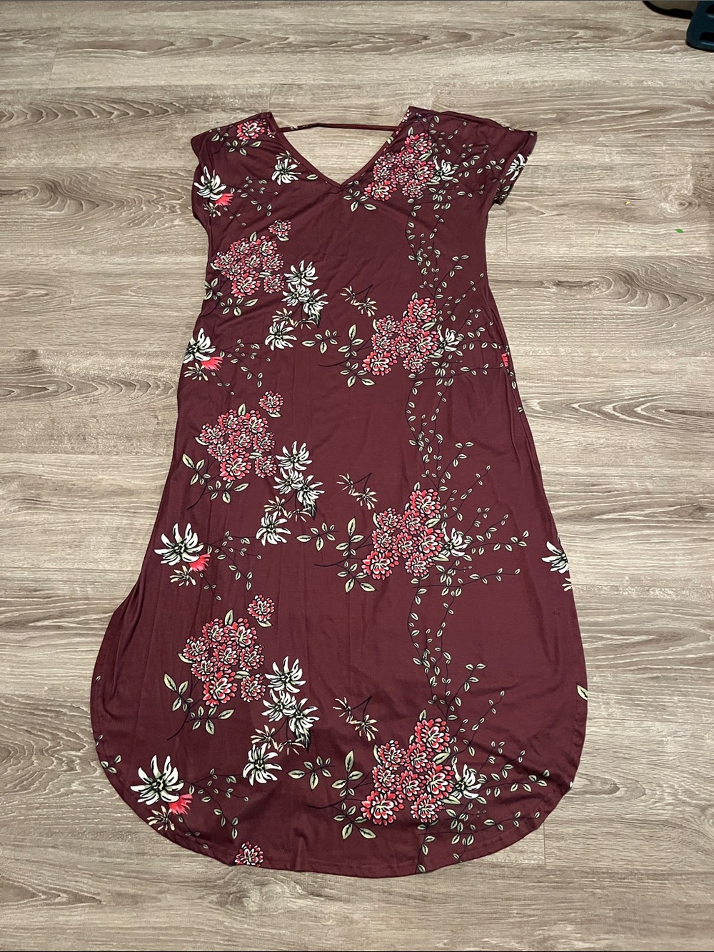 Women's large short sleeve burgundy Maroon Floral V-Neck Dress. Split hem.